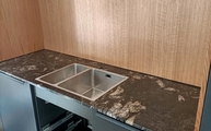 Küchenzeile mit Black Cosmic Granit Arbeitsplatte