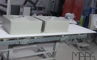 Produktion - Von unten die Spüle in der AU200 Beach White Diresco Arbeitsplatte