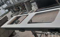 Produktion - Ausschnitte in der Moon White Porcelanosa Waschtischplatte