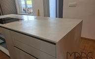 Küche in St.Pölten mit Argentium Dekton Arbeitsplatte