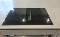 Kochfeld in der Argentium Dekton Arbeitsplatte flächenbündig eingesetzt