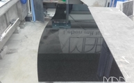 Produktion - Gerundete Vorderseite der Granit Tischplatte Brazilien Black