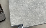 Produktion - Ausklinkung in der VK03 Grigio Dekton Arbeitsplatte