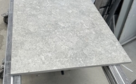 Produktion - Ausschnitt für die Spüle in der VK03 Grigio Dekton Arbeitsplatte