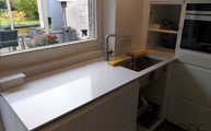 Silestone Arbeitsplatte mit Unterbauspüle und Silestone Fensterbank aus dem Material Iconic White