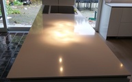 Kücheninsel mit  Iconic White Silestone Arbeitsplatte