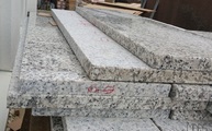 Bianco Sardo Granit Trittstufen 3,0 cm Stärke und Setzstufen 2,0 cm mit polierter Oberfläche