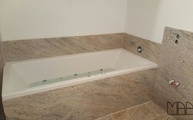 Granitplatten um die Badewanne herum montiert
