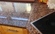 Alte und neue Rosso Balmoral Granit Arbeitsplatte
