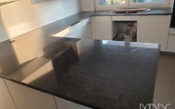 Küche in U-Form mit Steel Grey Granit Arbeitsplatten