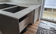 Calacatta Level Keramik Arbeitsplatte auf der Halbinsel montiert