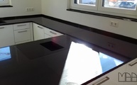 Küche in Taunusstein mit Impala India Granit Arbeitsplatten, Wischleisten und Fensterbänke