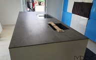 Montage in Seeon-Seebruck bei Traunstein der Keon Dekton Arbeitsplatte mit zwei Ausschnitten