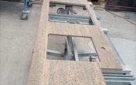 Produktion - Ausschnitte in der Kashmir Gold Chiaro Granit Arbeitsplatte