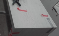 Produktion - Neural Dekton Arbeitsplatte und Seitenwange auf Gehrung verklebt