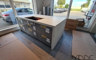 Montage der Neural Dekton Arbeitsplatte und Seitenwangen