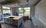 Ausstellungsküche in Übach-Palenberg der Neural Dekton Arbeitsplatten und Seitenwangen