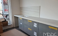 Küchenzeile mit Neural Dekton Arbeitsplatten und Rückwand