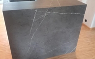 Kücheninsel in Übach-Palenberg mit Pietra Grey Infinity Arbeitsplatte und Seitenwangen