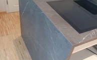 Pietra Grey Infinity Arbeitsplatte und Seitenwangen auf der Kücheninsel montiert