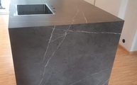 Pietra Grey Infinity Arbeitsplatte und Seitenwange in Übach-Palenberg montiert
