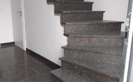 2x viertelgewendelte Treppe mit Tan Brown Tritt- und Setzstufen