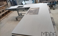 Produktion - Ausschnitte in den 4023 Topus Concrete Caesarstone Arbeitsplatten