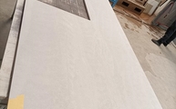 Produktion - 4023 Topus Concrete Caesarstone Arbeitsplatte mit Ausschnitt