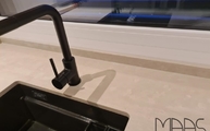 4023 Topus Concrete Caesarstone Arbeitsplatte mit schwarzer Spüle
