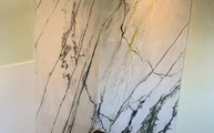 Porcelanosa Duschrückwände aus dem Material Calacatta Green