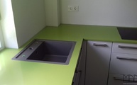 Limettengrüne Arbeitsplatte aus dem Silestone Verde Fun