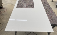Produktion - Ausschnitt in der 2141 Snow Caesarstone Arbeitsplatte