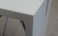 Produktion - Auf Gehrung verklebte 2141 Snow Caesarstone Arbeitsplatte und Seitenwange