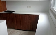 2141 Snow Caesarstone Arbeitsplatte auf der IKEA Küche montiert