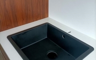 Spüle in der 2141 Snow Caesarstone Arbeitsplatte