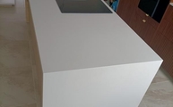 Kücheninsel mit 2141 Snow Caesarstone Arbeitsplatte und Seitenwangen
