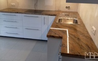 L-förmige Küche mit Atlantic Yellow Granit Arbeitsplatten