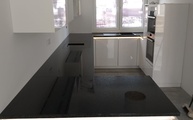 Schwarz-weiß Kombination der Küche mit Nero Angola Granit Arbeitsplatten
