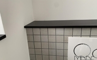 Keramik SapienStone Abdeckplatte Noir über dem WC Betätigungsknopf montiert