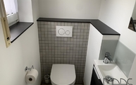 WC in Wesseling mit Keramik SapienStone Abdeckplatten Noir und Glasrückwände RAL 7035 Lichtgrau