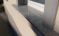 Montage in Wesseling der zwei Padang Cristallo TG 34 Granit Außenfensterbänke 