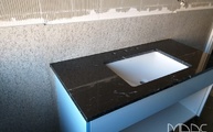 Granit Waschtischplatte Porto Branco Scuro mit montierten Unterbaubecken