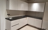 L-Küche mit Steel Grey Granit Arbeitsplatten und Porcelanosa Rückwände Moon White