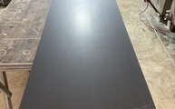 Produktion - Satinierte Oberflächen der Total Black Infinity Arbeitsplatten