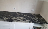 Zweizeilige IKEA Küche mit Tempest Black Granit Arbeitsplatten