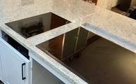 Ceranfelder in der Cielo Ivory Granit Arbeitsplatte