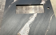 Produktion - Kuroca Keramik SapienStone Arbeitsplatte mit schmalen Ausschnitt für die Spüle