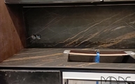 Montage der Noir Desir Laminam Arbeitsplatte und Rückwand
