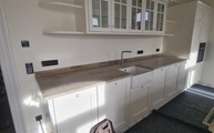 Küchenzeile in Wiesbaden mit Granit Arbeitsplatten und Wischleisten Astoria Ivory