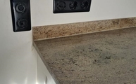 Montage der Granit Arbeitsplatte und Wischleiste Astoria Ivory